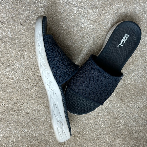 Sketchers Goga Max Slip on. Size 10 - Picture 2 of 2